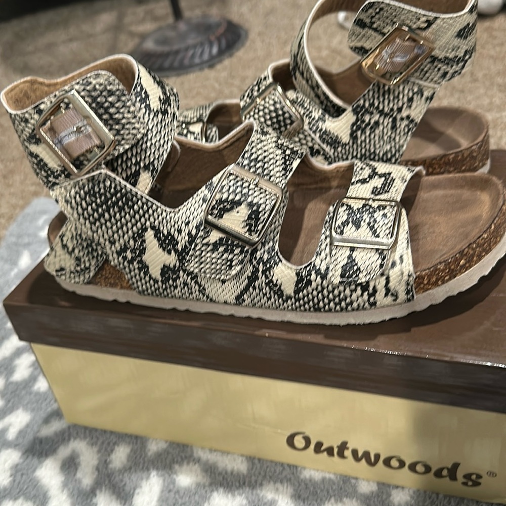 New in box Outwoods snake skin stylish sandal size 8